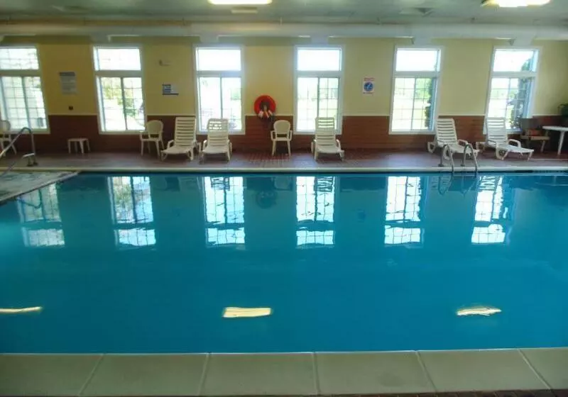 호텔 American Inn And Suites Houghton Lake