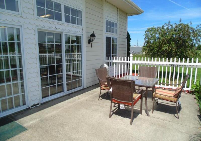 هتل American Inn And Suites Houghton Lake