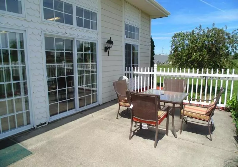 호텔 American Inn And Suites Houghton Lake