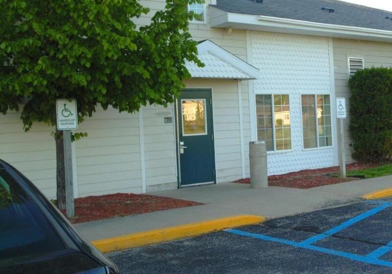 هتل American Inn And Suites Houghton Lake