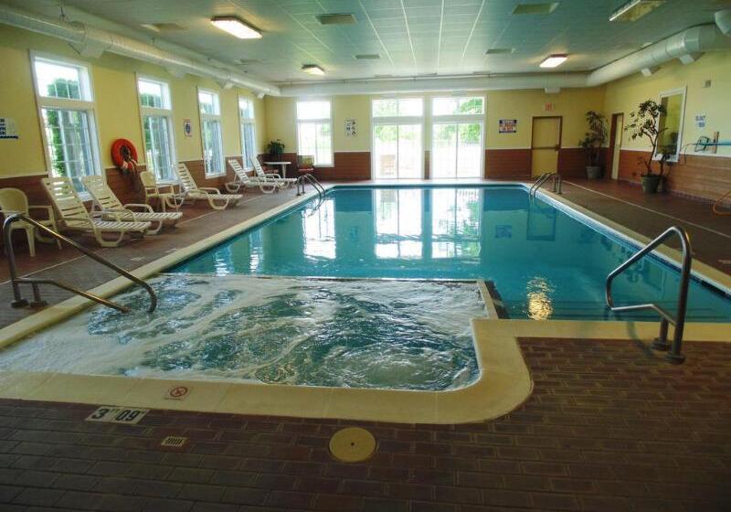 هتل American Inn And Suites Houghton Lake