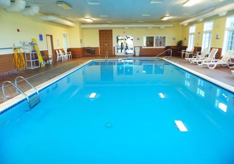 هتل American Inn And Suites Houghton Lake