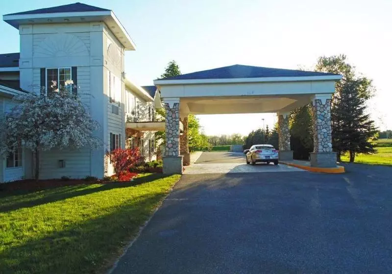 호텔 American Inn And Suites Houghton Lake