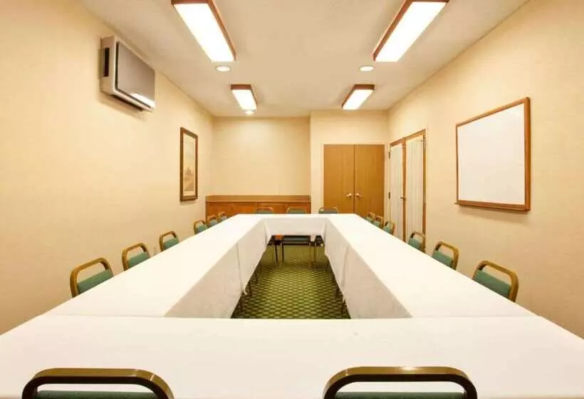 فندق Baymont By Wyndham Merrillville