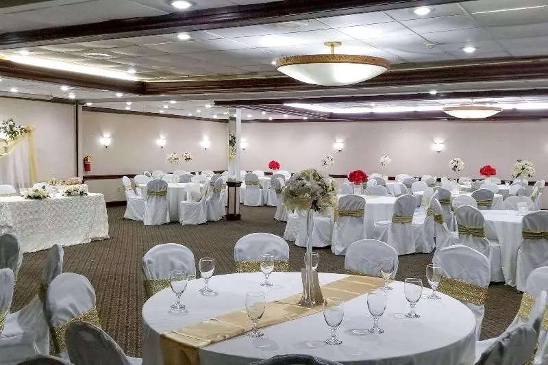 هتل Clarion Inn & Suites