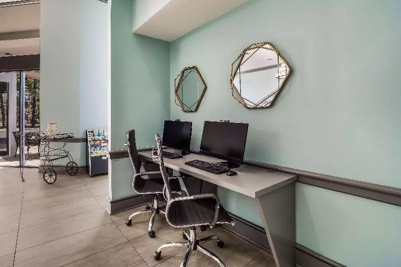 هتل Clarion Inn & Suites