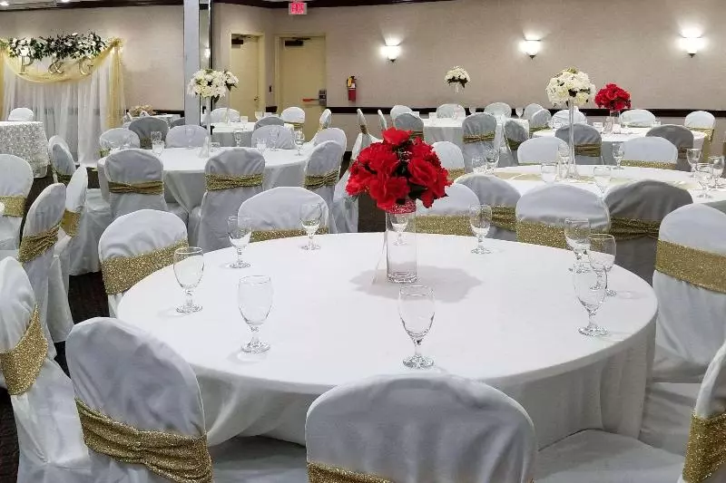 هتل Clarion Inn & Suites