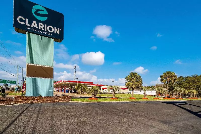 هتل Clarion Inn & Suites