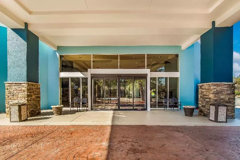 هتل Clarion Inn & Suites