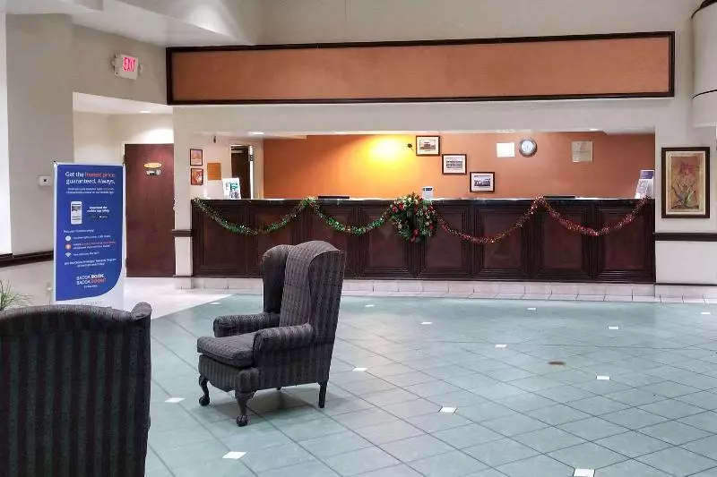 هتل Clarion Inn & Suites