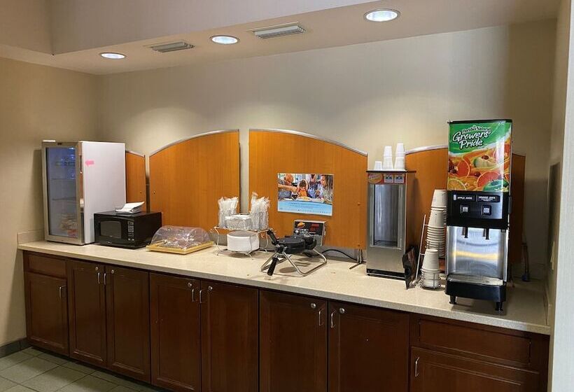 Отель Days Inn By Wyndham Chiefland