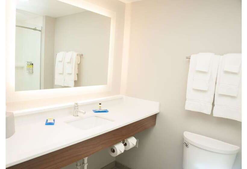 Holiday Inn Express Hotel & Suites Norfolk, An Ihg