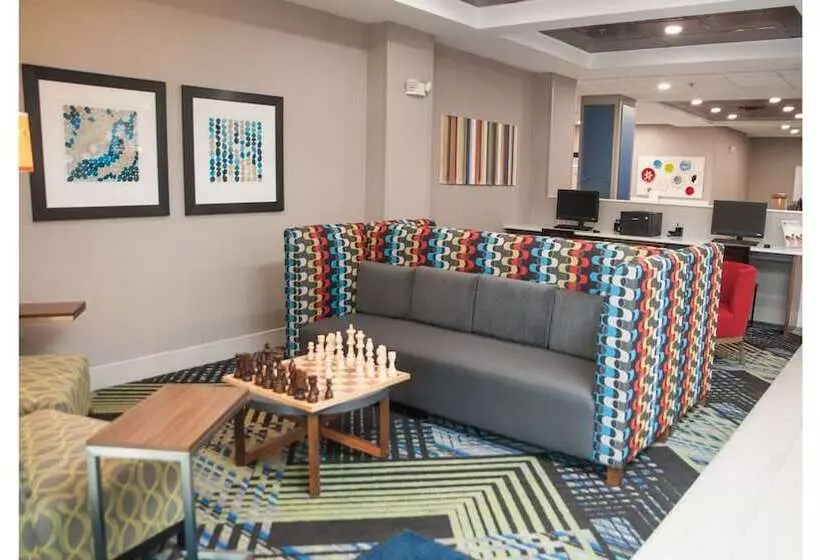 Holiday Inn Express Hotel & Suites Norfolk, An Ihg