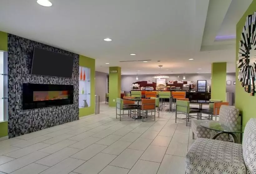 هتل Holiday Inn Express & Suites Jackson Downtown   Coliseum, An Ihg