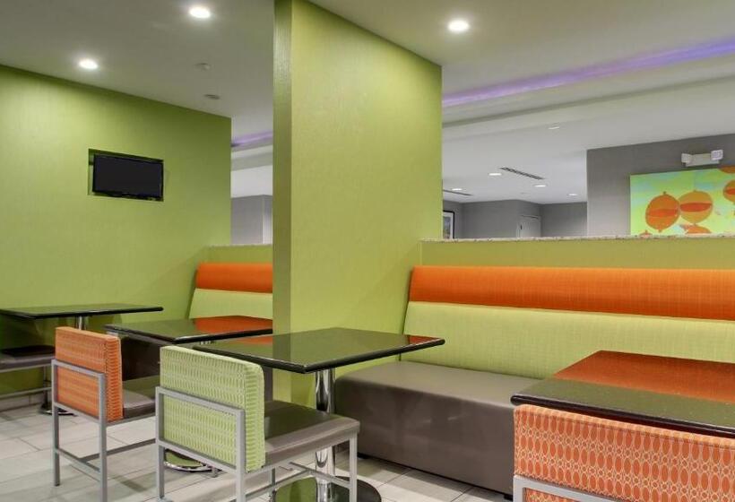 호텔 Holiday Inn Express & Suites Jackson Downtown   Coliseum, An Ihg