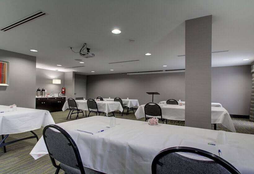 호텔 Holiday Inn Express & Suites Jackson Downtown   Coliseum, An Ihg