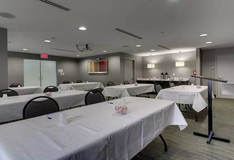 هتل Holiday Inn Express & Suites Jackson Downtown   Coliseum, An Ihg