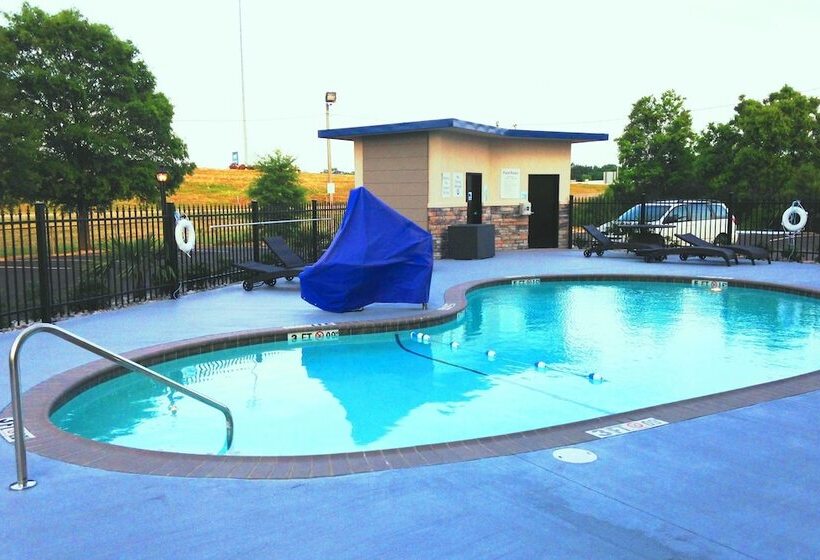 호텔 Holiday Inn Express & Suites Jackson Downtown   Coliseum, An Ihg