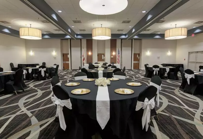 هتل Holiday Inn St. Petersburg N   Clearwater, An Ihg