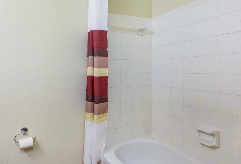 ホテル Hometowne Studios By Red Roof Dallas North Addison Tollway