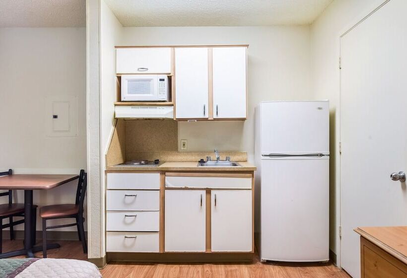 ホテル Hometowne Studios By Red Roof Dallas North Addison Tollway