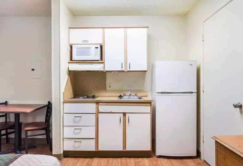 فندق Hometowne Studios By Red Roof Dallas   North Addison   Tollway