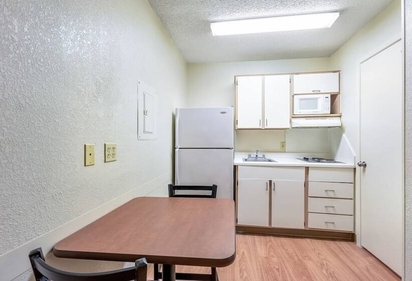 ホテル Hometowne Studios By Red Roof Dallas North Addison Tollway