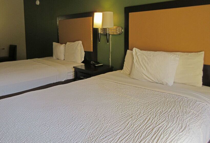 בית מלון כפרי Suburban Studios Raleigh   Crabtree Valley