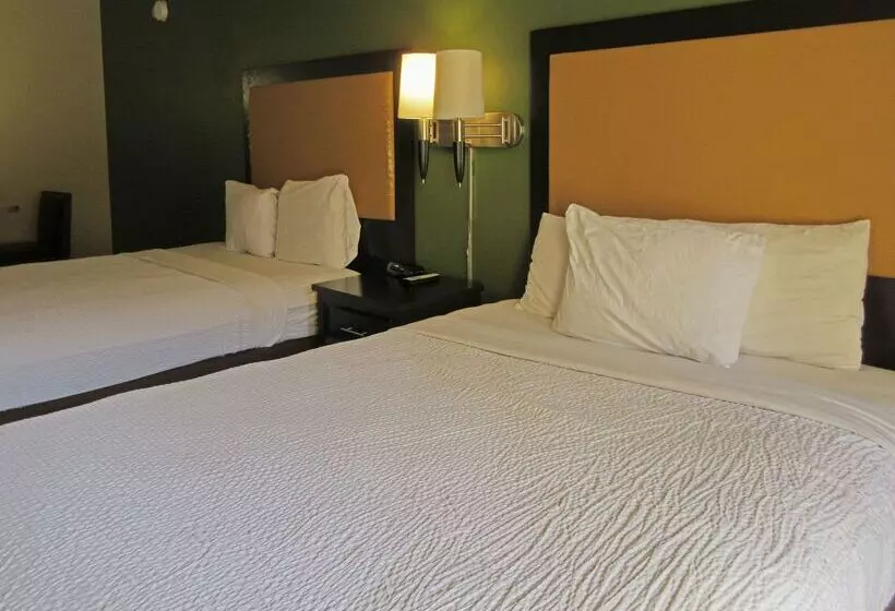 هتل Suburban Studios Raleigh   Crabtree Valley