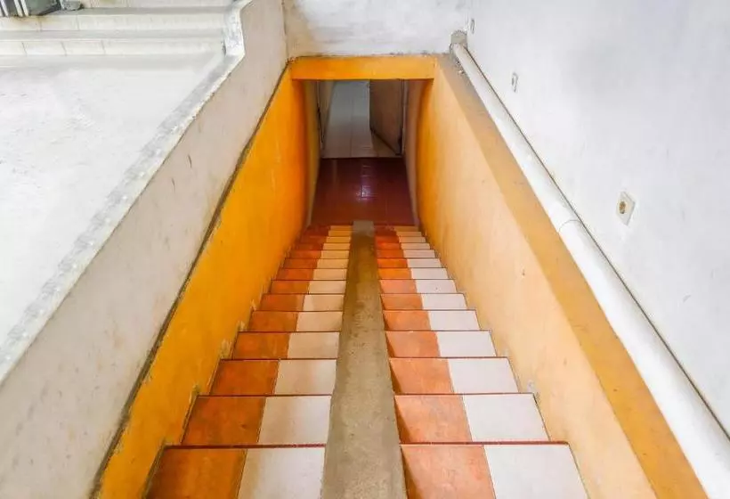 Hotelli Oyo 1880 Ambassador Residence