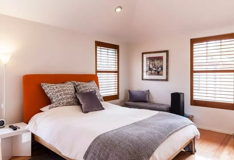 Vera, 1bdr South Melbourne Apartment