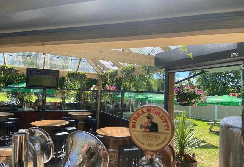 בית מלון כפרי The Copper Still Bar