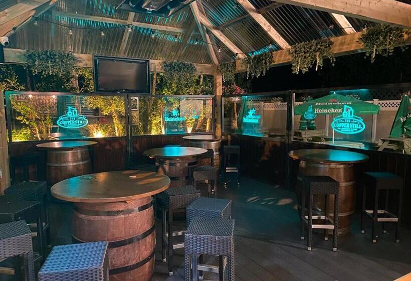 בית מלון כפרי The Copper Still Bar