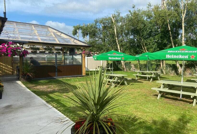 בית מלון כפרי The Copper Still Bar