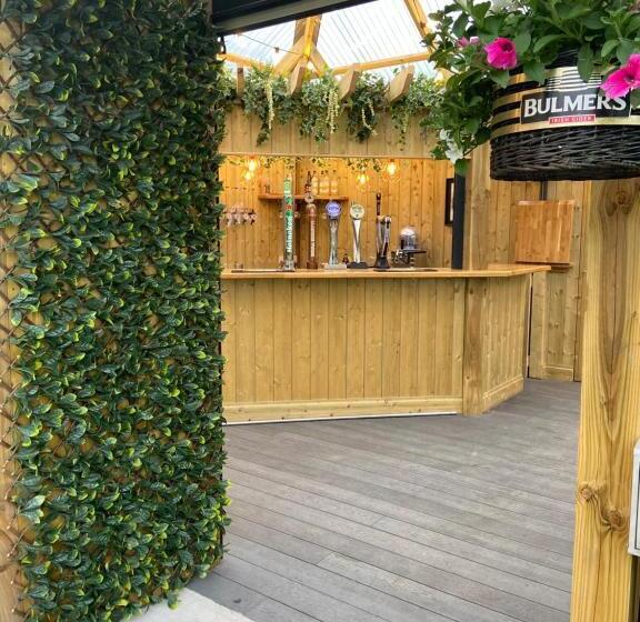 בית מלון כפרי The Copper Still Bar