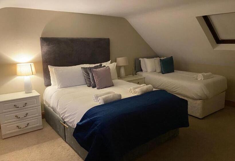 בית מלון כפרי The Copper Still Bar