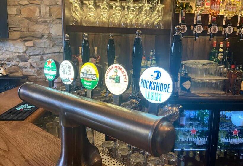 בית מלון כפרי The Copper Still Bar