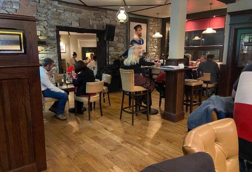 בית מלון כפרי The Copper Still Bar