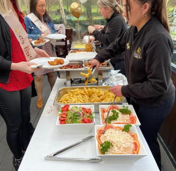 בית מלון כפרי The Copper Still Bar