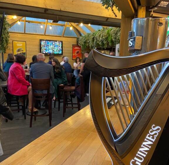 בית מלון כפרי The Copper Still Bar