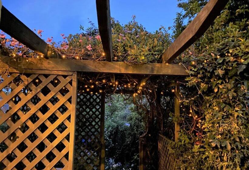 پانسیون Glasgow Emo