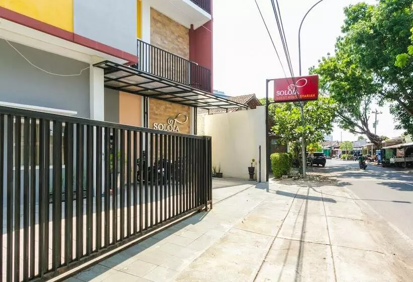 Majatalo Reddoorz Syariah Near Purwosari Train Station