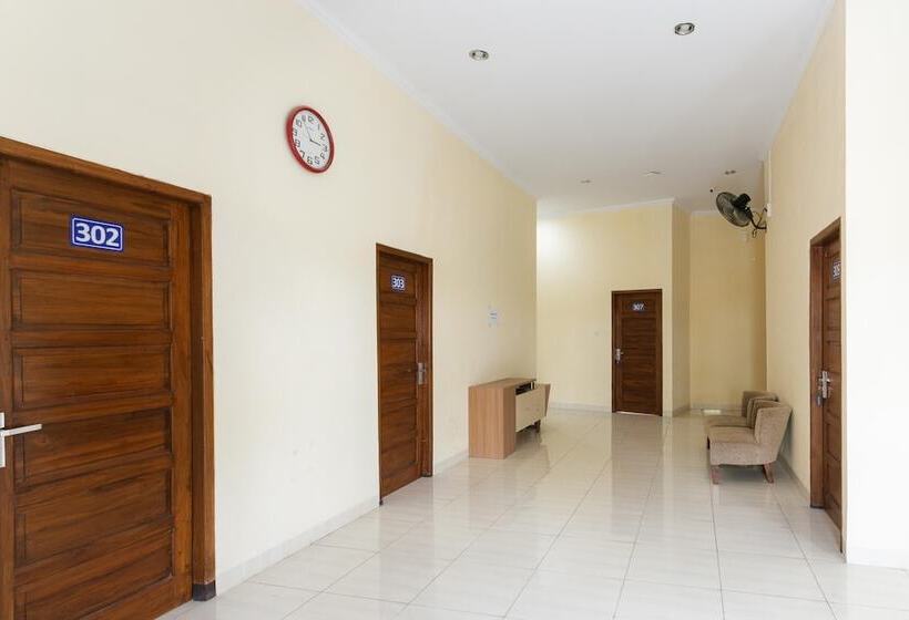 بنسيون Reddoorz Syariah Near Purwosari Train Station