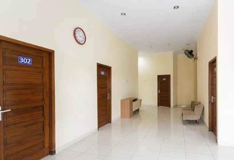 Majatalo Reddoorz Syariah Near Purwosari Train Station