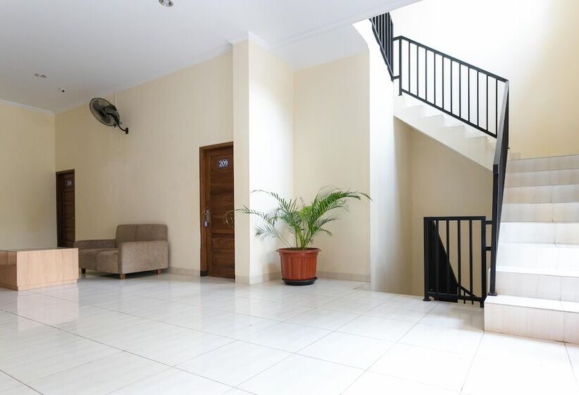 بنسيون Reddoorz Syariah Near Purwosari Train Station