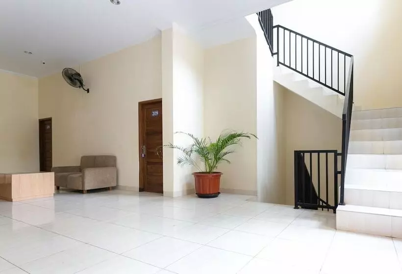 Majatalo Reddoorz Syariah Near Purwosari Train Station