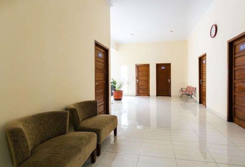 بنسيون Reddoorz Syariah Near Purwosari Train Station