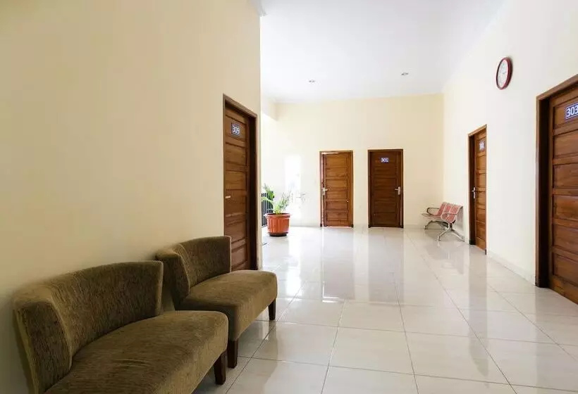 Majatalo Reddoorz Syariah Near Purwosari Train Station