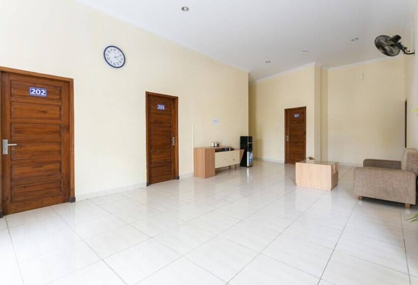 بنسيون Reddoorz Syariah Near Purwosari Train Station