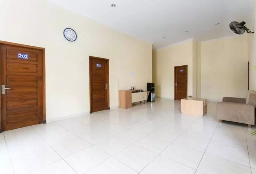 Majatalo Reddoorz Syariah Near Purwosari Train Station